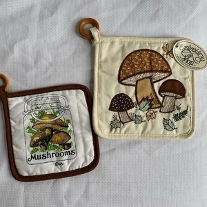 ✨SOLD✨ Set of 2 Mushroom Potholders - NWT